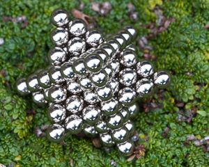 124 자석 구슬을 별 팔면체 모양으로 배열한 모습