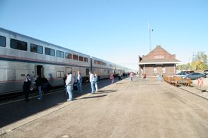 노스다코타주 윌리스턴의 암트랙 역; 철도는 이주자들이 도시에 도착하는 인기 있는 방법이다.