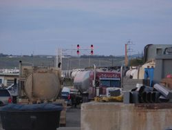 윌리스턴 화물역 앞에 줄지어 있는 탱크 로리