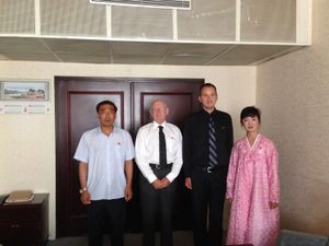 양각도 국제 호텔에서 김일성 배지를 수여받는 외국인들