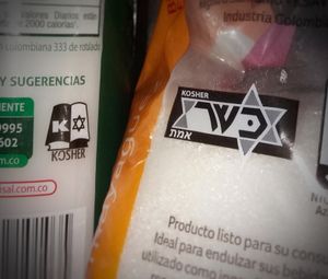 콜롬비아의 소금과 설탕 포장에 있는 코셔 라벨.