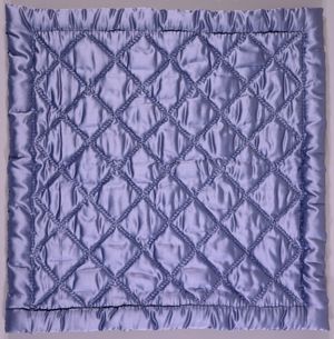 윌리엄 스키너 앤 선스(William Skinner and Sons)가 생산하여 스미소니언 협회(Smithsonian Institution)에 소장된 "스키너 새틴" 견본.