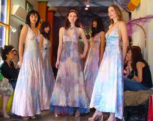 MoMo Falana 패션쇼에서 실크 드레스를 입은 모델들