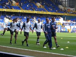 토트넘 홋스퍼와 경기 전 연습 중인 선수들 (2008년)