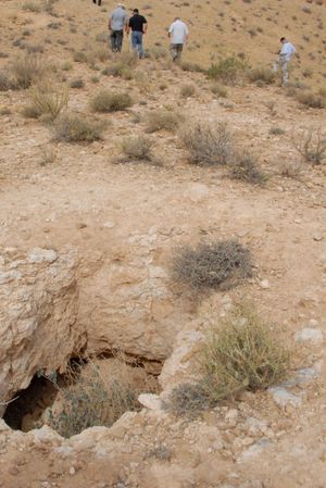 미국 육군 아프리카 참모진은 67년 전의 참호가 남아 있는 2010년 엘 게타르를 방문했다.