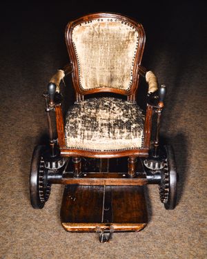 1780년경 쿠통의 휠체어, 카르나발레 박물관, 파리