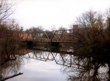 글렌데일의 오래된 다리와 연못. 공장 자체(배경)는 그 이후 불탔다.