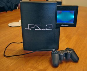 미니 폴리스테이션 3. 부착형 컨트롤러와 작은 LCD 화면이 있다.