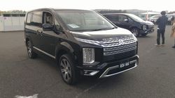 델리카 D:5 전면부