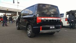 델리카 D:5 후면부