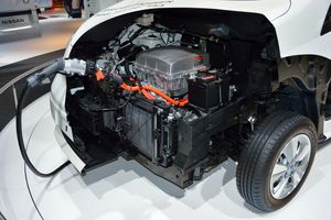 e-NV200 전면부 컷어웨이, 견인 모터 장치 및 차량 충전구 표시