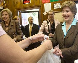 디보스(가장 왼쪽)는 영부인 로라 부시(가장 오른쪽)가 프랭클린 사이다 공장에서 물건을 구매할 때 참석했다. 부시는 디보스의 남편의 주지사 선거 운동을 지원하기 위해 미시간에 있었다.