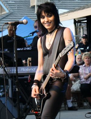 조안 제트 & 더 블랙하츠가 부른 "I Love Rock 'n' Roll"의 버전은 이 앨범에서 패러디되었다.