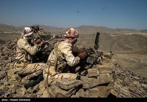 이란 국경 경비대 병사들. 오른쪽 병사는 73식 경기관총에 탄띠를 장착하고 있다(2015년)