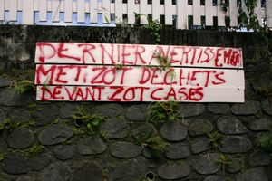 크리올어로 된 표지판, 생탕드레. Dernier avertissement: Met zot dechets devant zot cases. ("최종 경고: 쓰레기를 집 앞에 두세요.")