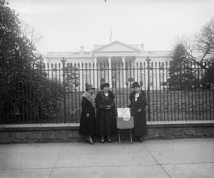 1924년 백악관 앞에서 여성 유권자 연맹 회원들