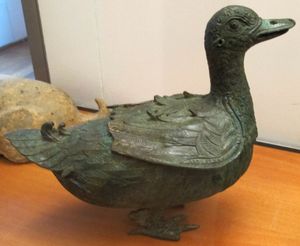 오리 모양을 한 후한 시대의 향로와 청동 조각