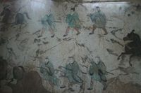 후한 시대 낙양 무덤 벽화로 전차, 말, 사람을 묘사함