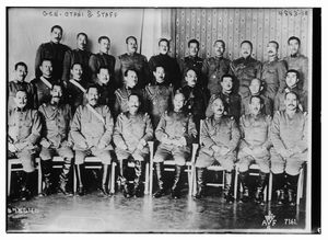 블라디보스토크 파견군 사령부 (1918년 12월 ~ 1919년 3월경). 앞줄 왼쪽에서 두 번째부터 우에다 겐키치 중좌, 아마노 구니타로 대좌, 유히 미쓰에 중장, 오타니 기쿠조 대장, 이나가키 사부로 소장, 사카베 토스호 대좌, 이토야마 세이이치 1등 주계정. 뒷줄 4번째, 하세베 테루마사 소좌.