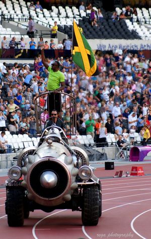 우사인 볼트가 로켓형 자동차를 타고 경기장을 돌며 관객들을 열광시켰다