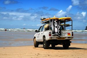 영국의 인명구조원 전용 차량. 무전기와 구조 보드가 상단에, 레스큐 튜브가 왼쪽에 보인다.