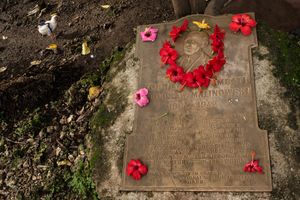 오마라카나의 브로니슬라프 말리노프스키 기념 명판, 마을 아이들이 장식함