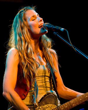 앤톤스에서 코트 야드 하운즈와 함께한 스트레이어, 사우스 바이 사우스웨스트, 2010년 3월 18일