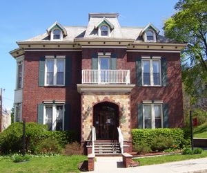 이스트 메인 스트리트의 주택