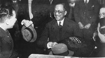 왕충후이가 1937년 3월 중화민국 외교부 장관으로서 일본 기자들에게 중일 관계에 대해 이야기하고 있다.