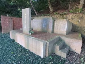 양밍산에 위치한 왕충후이의 묘