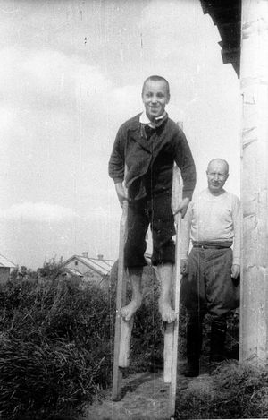 죽마를 탄 소년. 스몰렌스크(러시아), 1952.