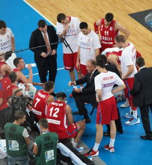 세르비아 농구 국가대표팀이 유로바스켓 2013에서 타임아웃 중 전술을 논의하고 있다.