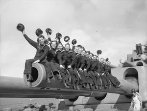 남아프리카 왕립 해군 자원 봉사대의 수병들이 제2차 세계 대전 중 넬슨의 16인치 포신에 앉아 있다.