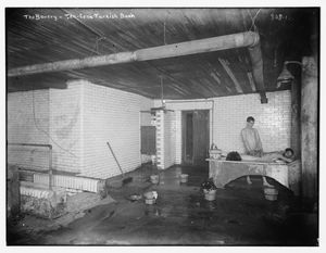 1884년경 뉴욕 보워리 지구에서 한 남성에게 마사지를 해주는 나체의 남창.