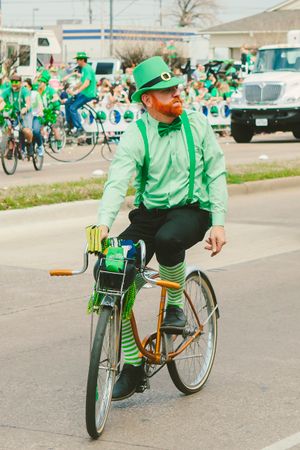성 패트릭 축일에 레프러콘 복장을 한 남자