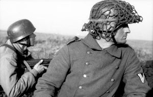 일반적인 독일군 헬멧(우측)과 강하엽병 헬멧(좌측 뒤)