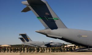 제82공수사단의 강하병들이 수송기에 탑승하고 있다.