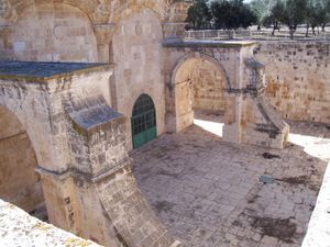 마운트 내부에서 본 황금문