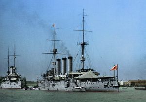 1932년 상하이 황푸 강에 정박해 있는 이즈모. 왼편에는 미국의 장갑순양함 가 정박해 있다.