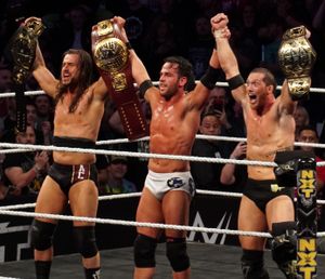 NXT 테이크오버: 뉴올리언스에서 더 언디스퓨티드 에라에 합류한 후 스트롱 (가운데)