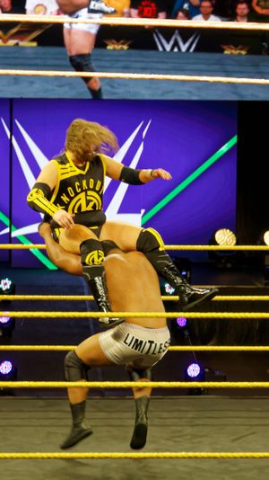 리, 2018년 4월 데뷔 당시 파워밤으로 카시우스 오노를 제압하고 있다.