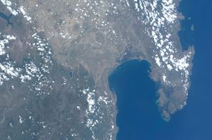 북쪽에서 본 링가옌 만의 위성 사진