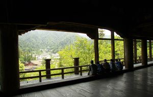 도요토미 히데요시의 센조카쿠(千畳閣)는 다이라노 키요모리의 이쓰쿠시마 신사를 내려다보고 있다.