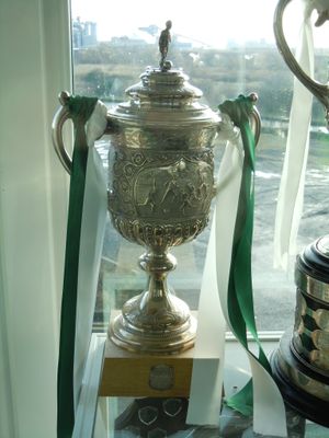 최초의 체셔 시니어 컵은 6시즌 연속 대회에서 성공을 거둔 후 1885년 노스위치 빅토리아에게 수여되었다.