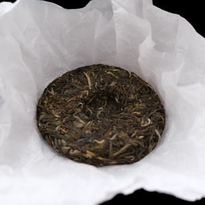 윈난 소싱 "골든 피그" 생 보이차 케이크