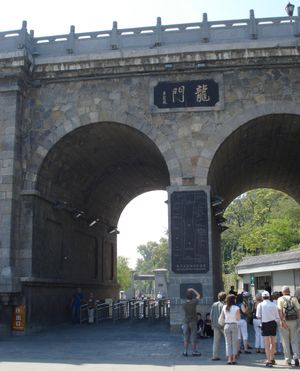 이허 강 위의 룽먼교 아래 룽먼 석굴(룽먼 시쿠) 입구