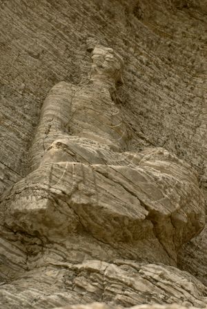 조각상이 조각된 석회암의 박리 현상