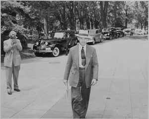 포레스탈은 1945년 경 내각 회의에 참석하기 위해 백악관에 도착했다.