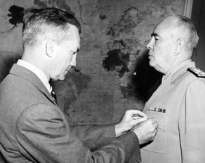 해군 장관 포레스탈은 1946년 5월 21일 제독 조나스 H. 잉그램에게 세 번째 공로 훈장 대신 금성 훈장을 수여했다.