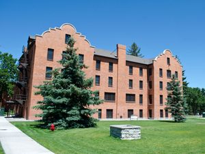 1910년에 건설된 미션 리바이벌 양식의 해밀턴 홀(Hamilton Hall), 최초의 캠퍼스 기숙사